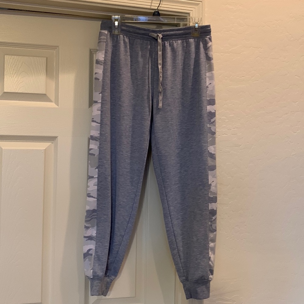 Splendid soft camo print contrast side seam joggers size small